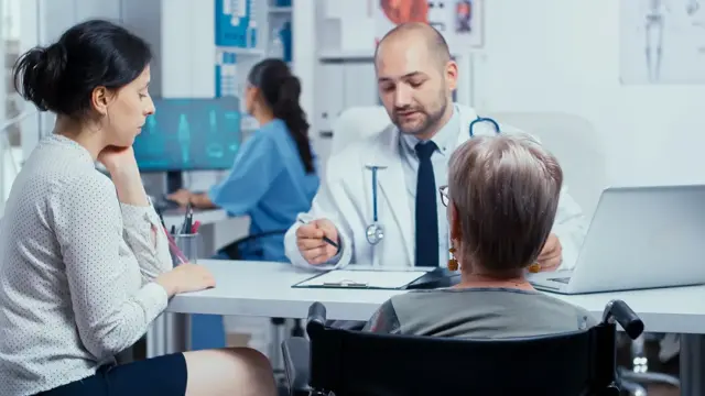 妇女轮椅她的女儿年度医生预约选择性焦点残疾残疾治疗老年残疾医院或私人诊所现代医学保健